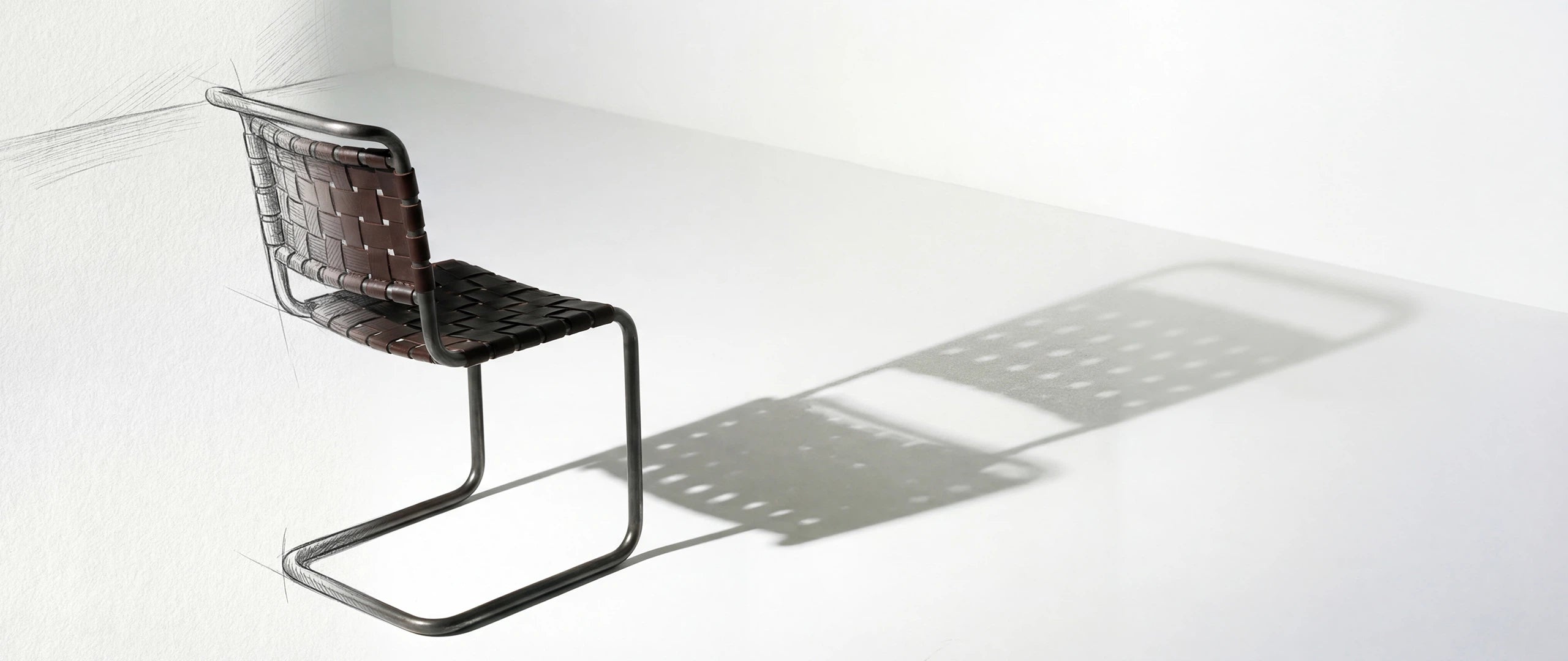 Ein minimalistischer Freischwinger-Stuhl von Menelamé mit einer Sitzfläche aus geflochtenem braunem Leder. Das zeitlose Design und das Spiel von Licht und Schatten unterstreichen die Exklusivität dieses Möbelstücks.