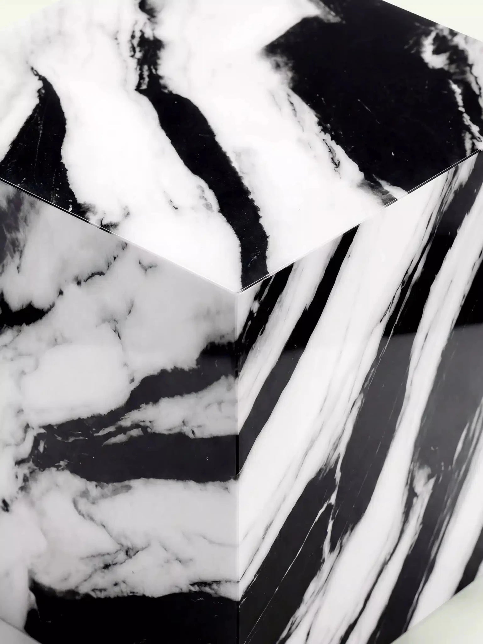 Nahaufnahme der oberen Ecke des Beistelltischs Gonia Panda White, die die polierte Oberfläche und die präzise Gehrung zeigt.