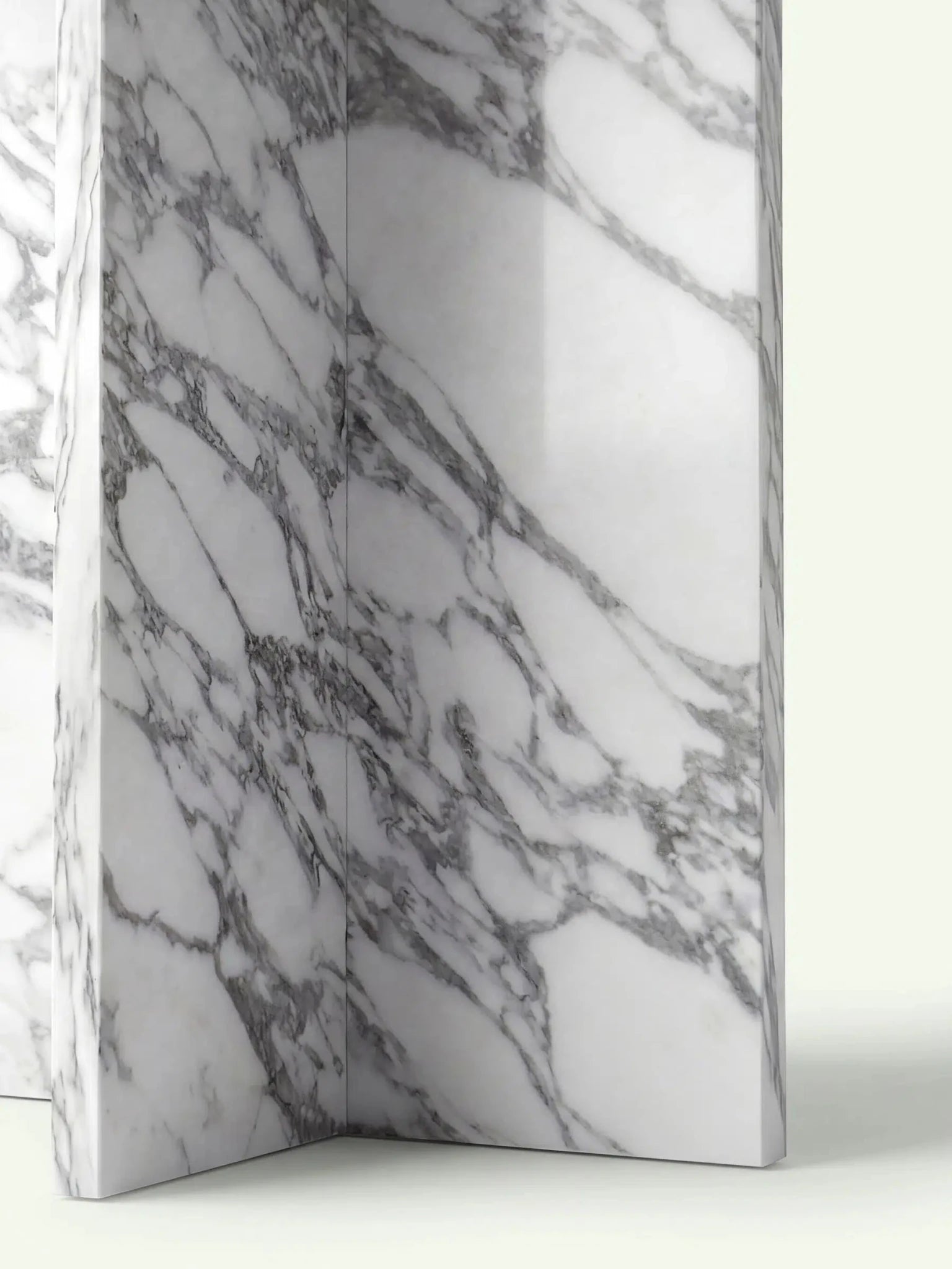 Detailaufnahme des kreuzförmig zusammengesetzten Marmor-Standfußes beim Modell Hillu Arabescato.