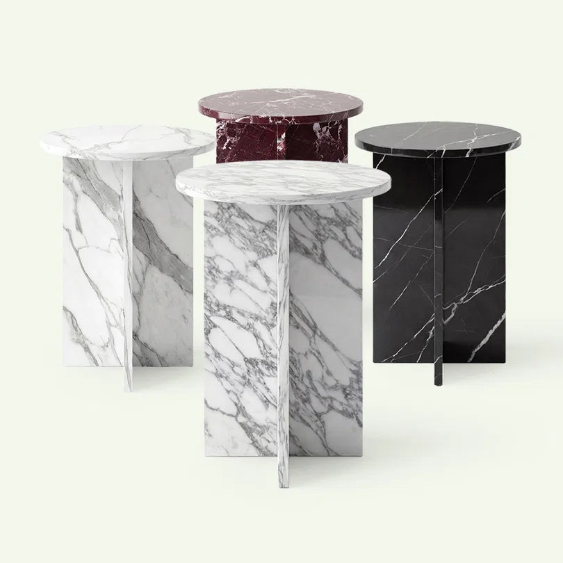 Gruppenaufnahme der Hillu Beistelltisch-Serie. Im Vordergrund steht das Modell aus Arabescato Marmor, umgeben von den Varianten in Rosso Levanto, Calacatta White und Nero Marquina, um die verschiedenen Marmorfarben der Kollektion zu präsentieren.
