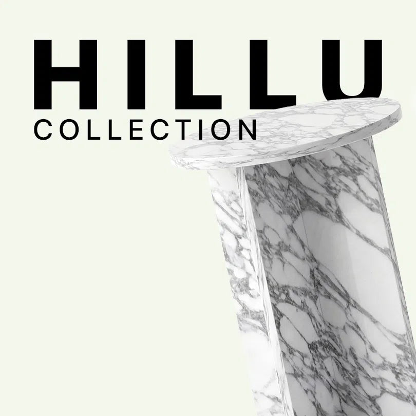 Werbegrafik der Hillu Collection von Menelame. Zu sehen ist der obere Teil des Beistelltischs aus Arabescato Marmor, der das filigrane Untergestell aus überkreuzten Marmorplatten und die runde Tischplatte vor dem Markenschriftzug zeigt.