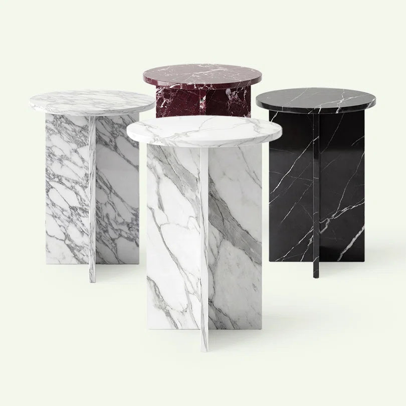Kollektionsübersicht der Hillu Serie. Im Zentrum steht die Ausführung in Calacatta White Marmor mit seiner sanften grauen Maserung, flankiert von den Varianten in Arabescato, Rosso Levanto und Nero Marquina.