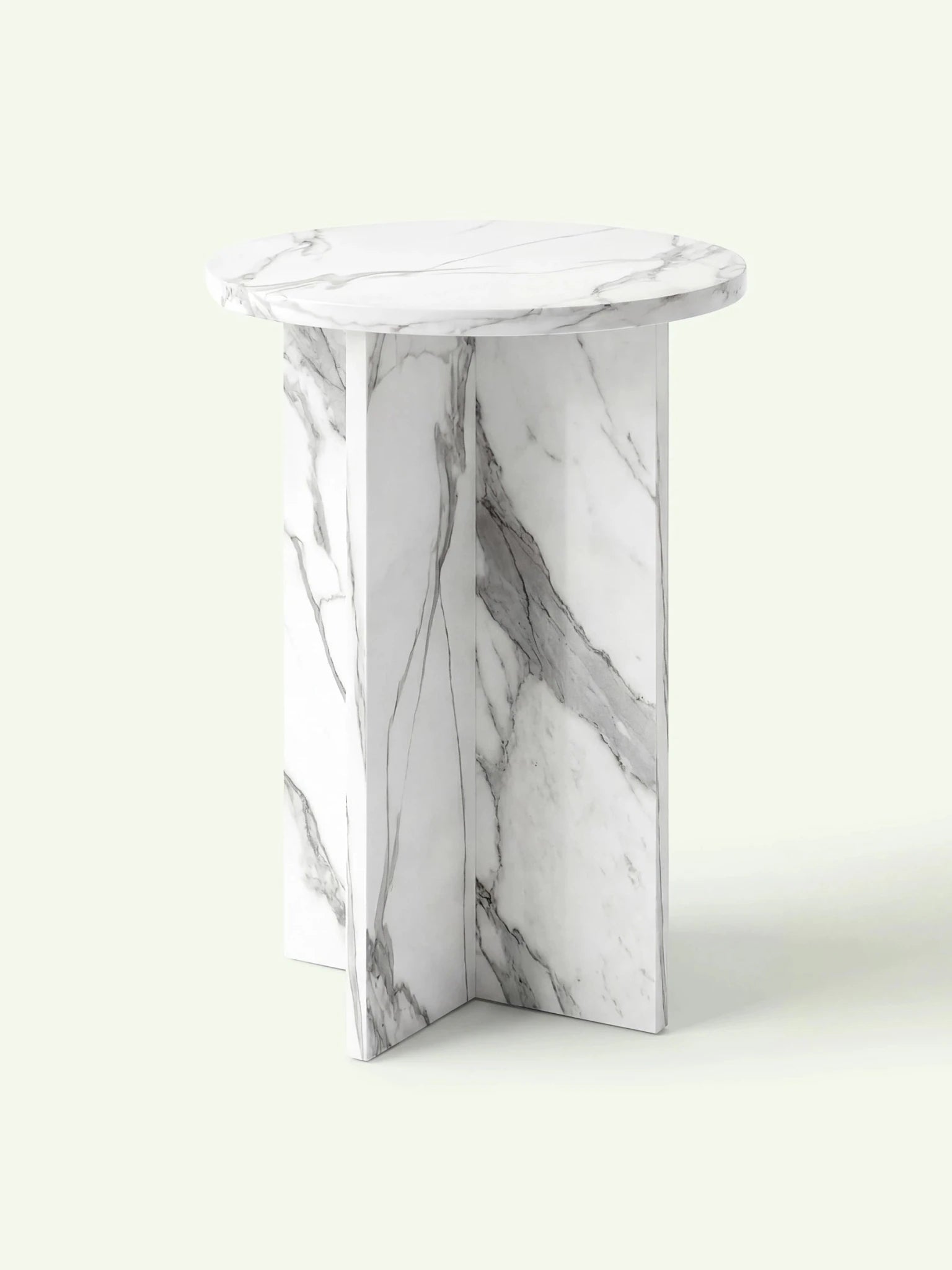 Dreidimensionale Ansicht des weißen Marmortischs Hillu, die das minimalistische Design und die graue Calacatta-Maserung betont.