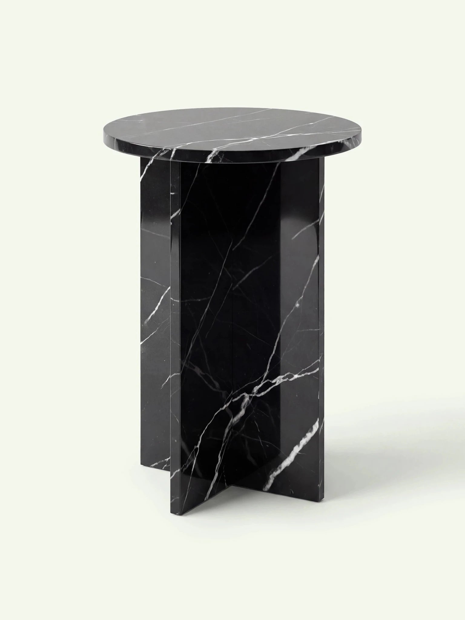 Perspektivische Ansicht des schwarzen Marmortischs Hillu, die das architektonische Design des Standfußes hervorhebt.