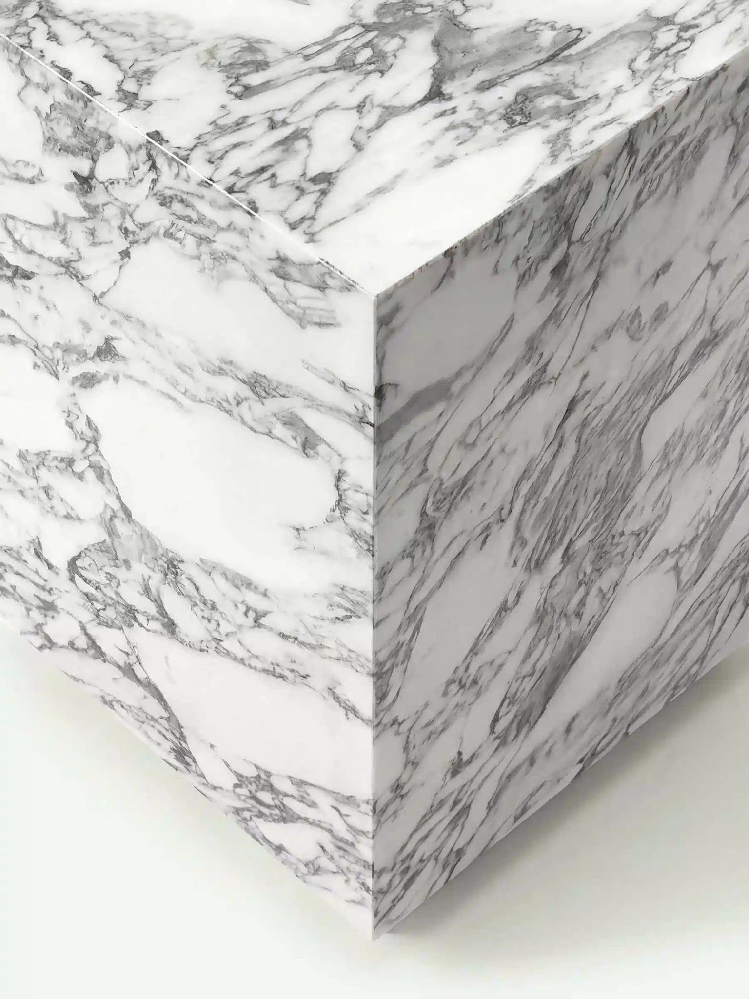 Nahaufnahme der präzisen Kantenverarbeitung und der grauen Textur des Arabescato Marmors beim Modell Pella.