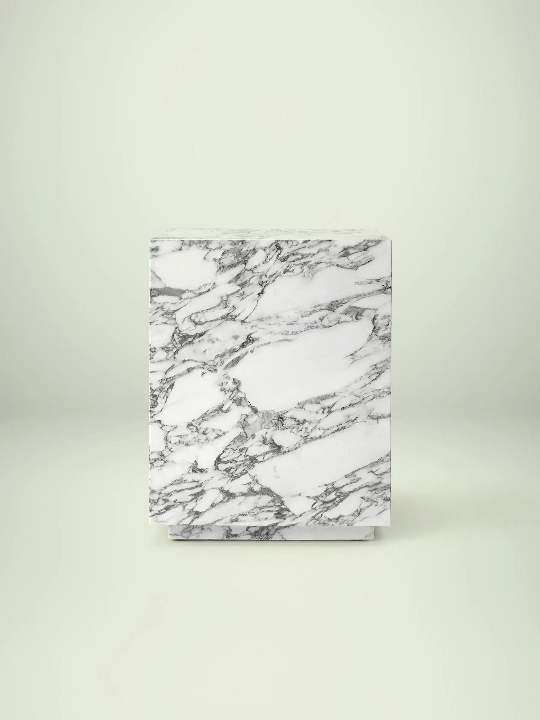 Quadratischer Beistelltisch Pella aus weißem Arabescato Marmor in der Frontalansicht.