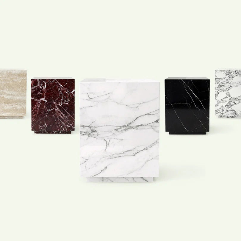 Frontale Ansicht der Pella Serie. Im Zentrum steht die Ausführung in Calacatta White, umgeben von den anderen Materialvarianten wie Rosso Levante, Nero Marquina, beigem Travertin und Arabescato zur Veranschaulichung der Kollektionsvielfalt.