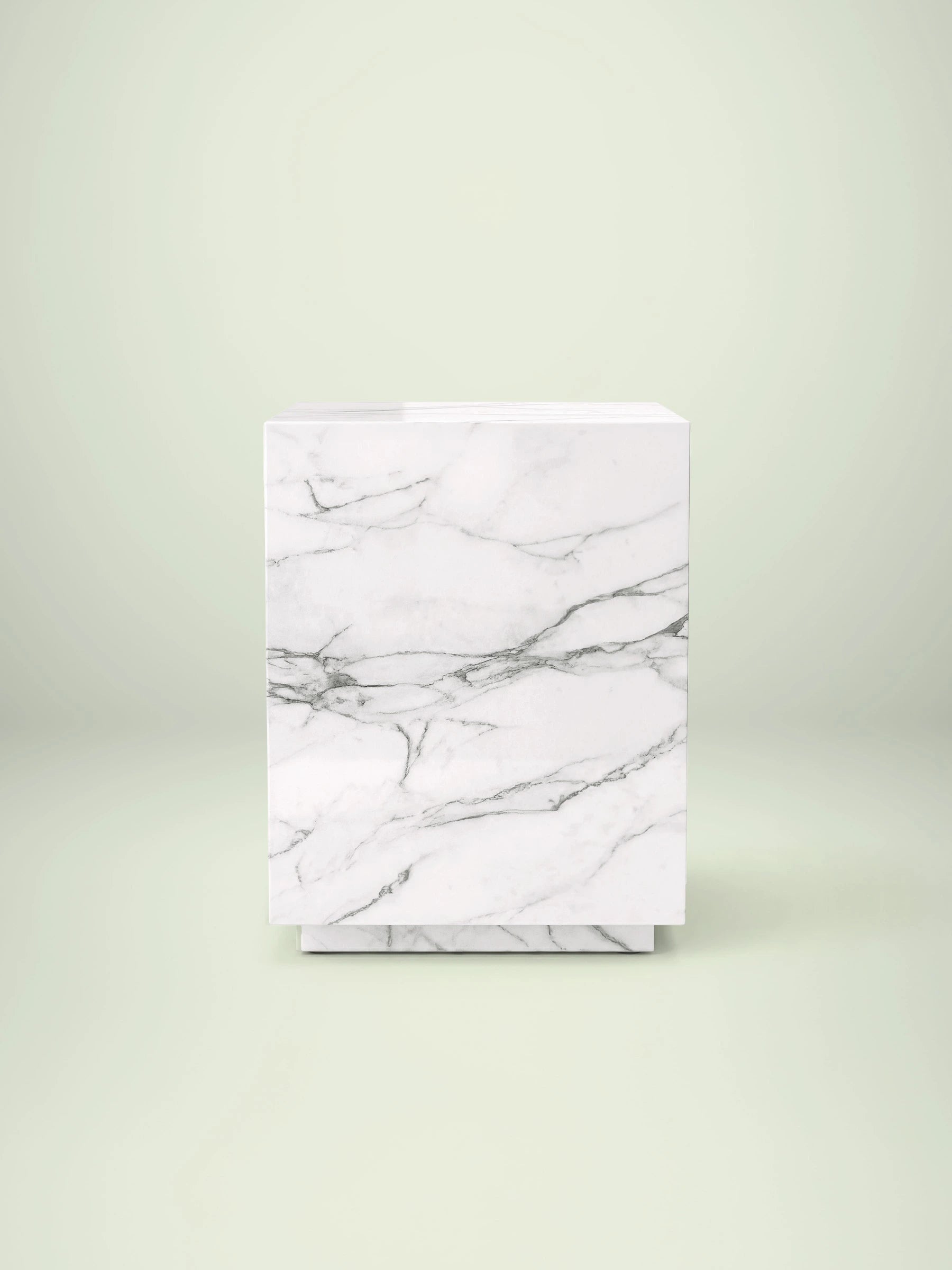 Frontalansicht des quadratischen Beistelltischs Pella aus Calacatta White Marmor mit eleganten grauen Adern auf weißem Grund.