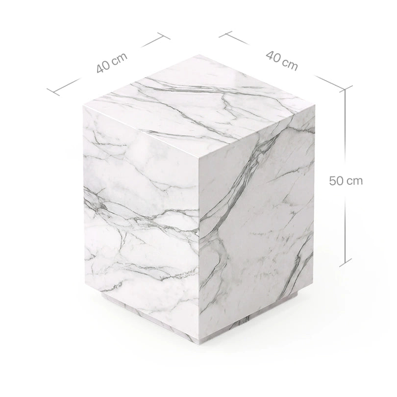 Maßgrafik für den Pella Beistelltisch in Calacatta White. Das Bild zeigt die Produktdimensionen mit einer Höhe von 50 cm und einer quadratischen Stellfläche von 40x40 cm für den modernen Marmor-Kubus.