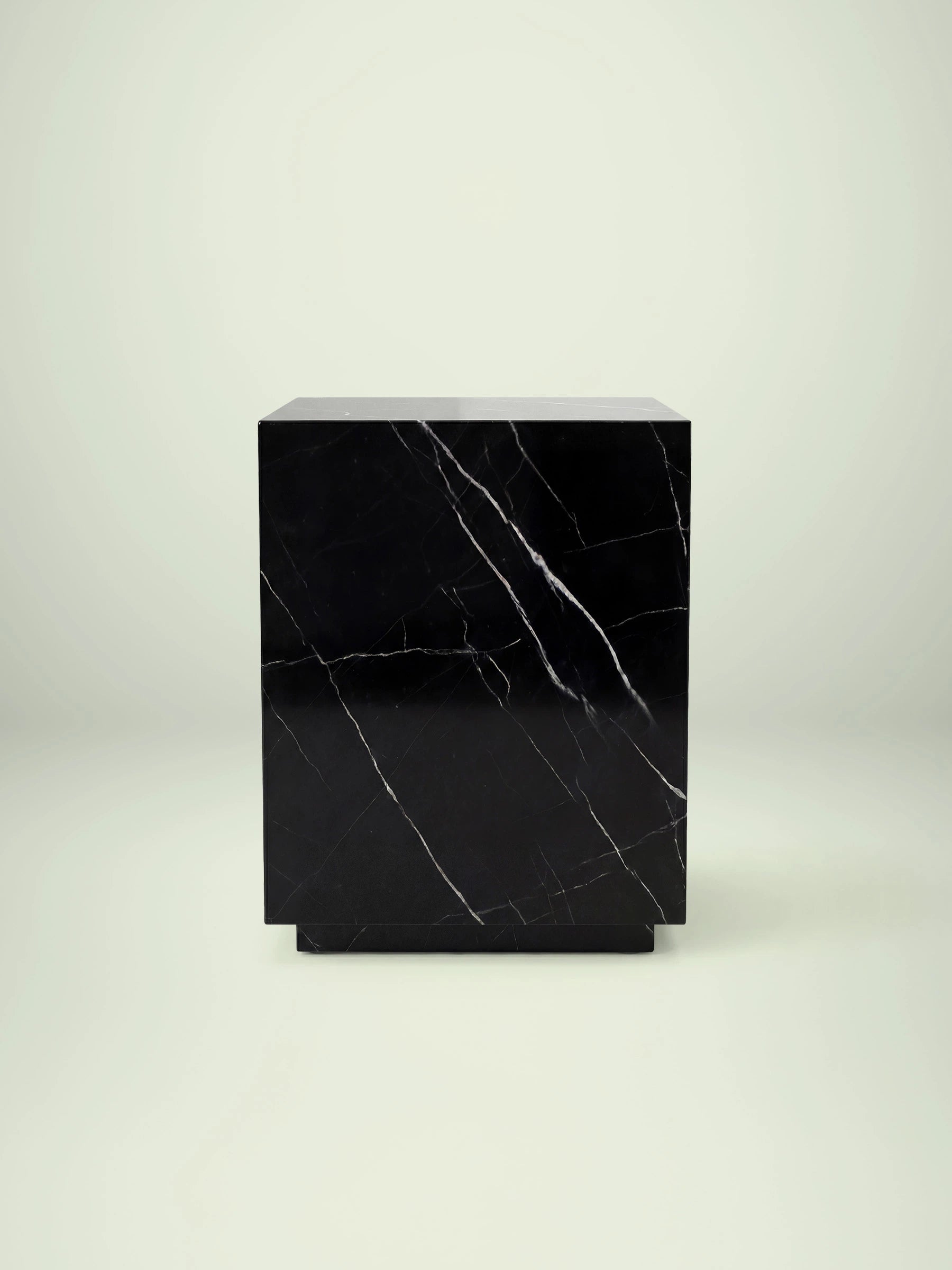 Frontalansicht des quadratischen Beistelltischs Pella aus tiefschwarzem Nero Marquina Marmor mit feinen weißen Adern.
