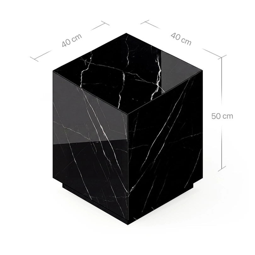 Technisches Bild mit Maßangaben für den Pella Beistelltisch aus Nero Marquina Marmor. Die Grafik zeigt die Produktdimensionen: eine Höhe von 50 cm sowie eine quadratische Stellfläche von 40x40 cm für das minimalistische Kubus-Design.