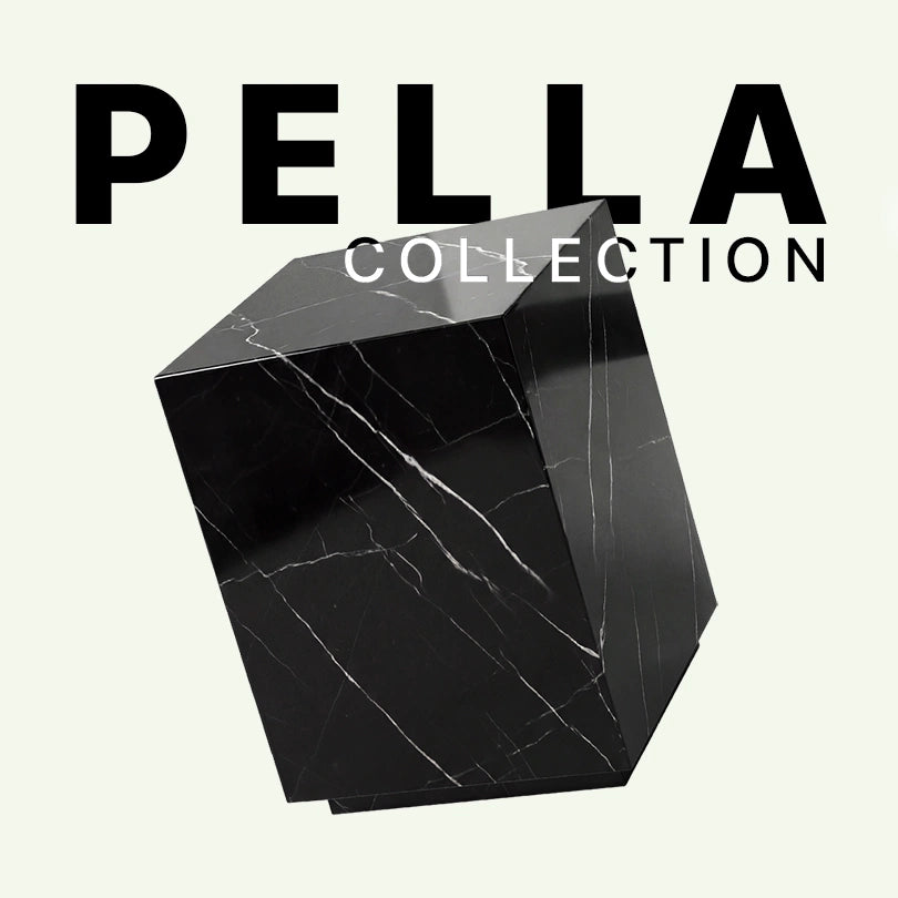 Werbegrafik der Pella Collection von Menelame. Zu sehen ist der monolithische Beistelltisch aus tiefschwarzem Nero Marquina Marmor mit seinen charakteristischen weißen Adern vor einem hellen Hintergrund mit dem Kollektions-Schriftzug.