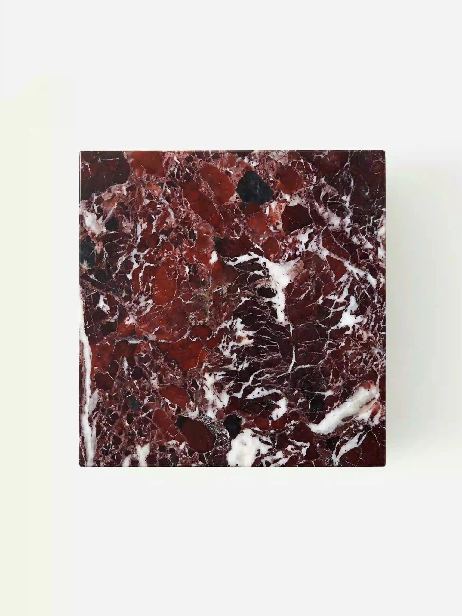 Quadratische Tischplatte des Modells Pella aus tiefrotem Rosso Levanto Marmor mit intensiver weißer Äderung in der Draufsicht.