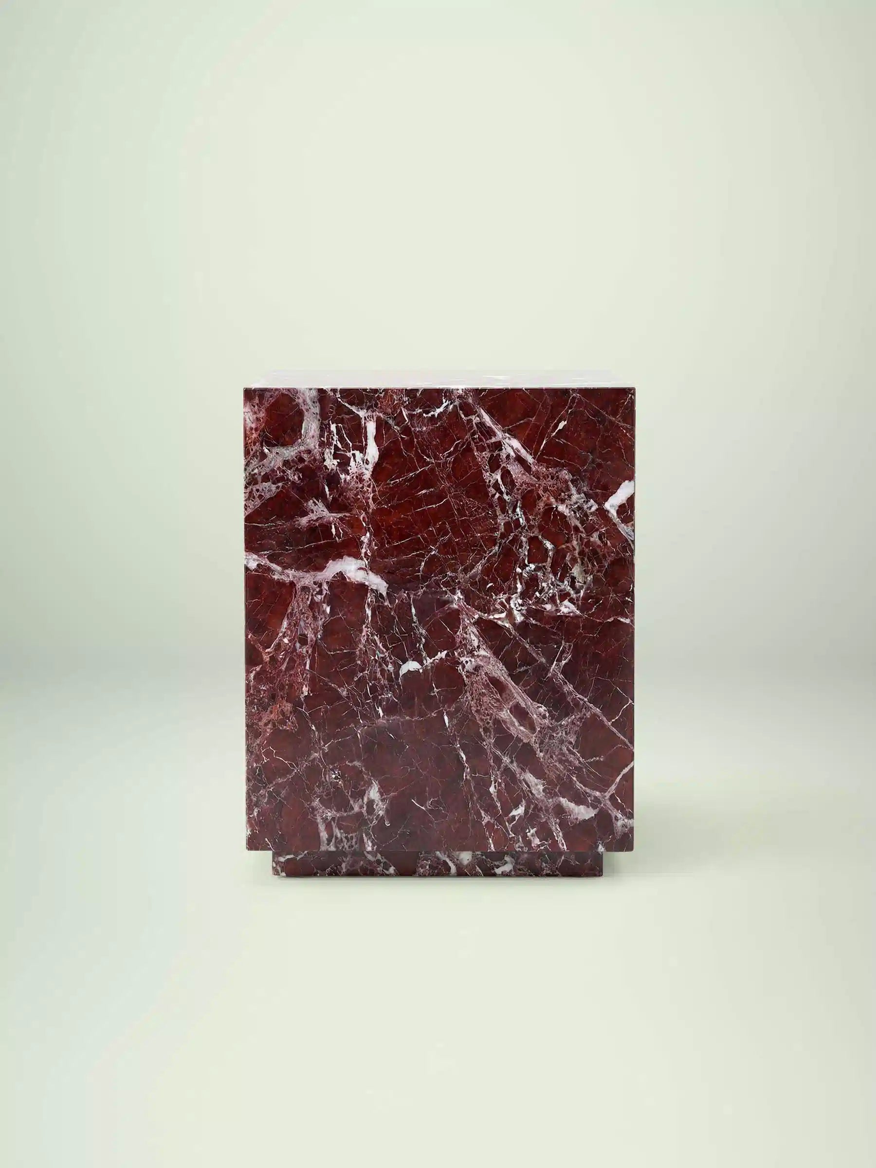 Quadratischer Marmor-Beistelltisch Pella aus Rosso Levanto Naturstein in der Frontalansicht.