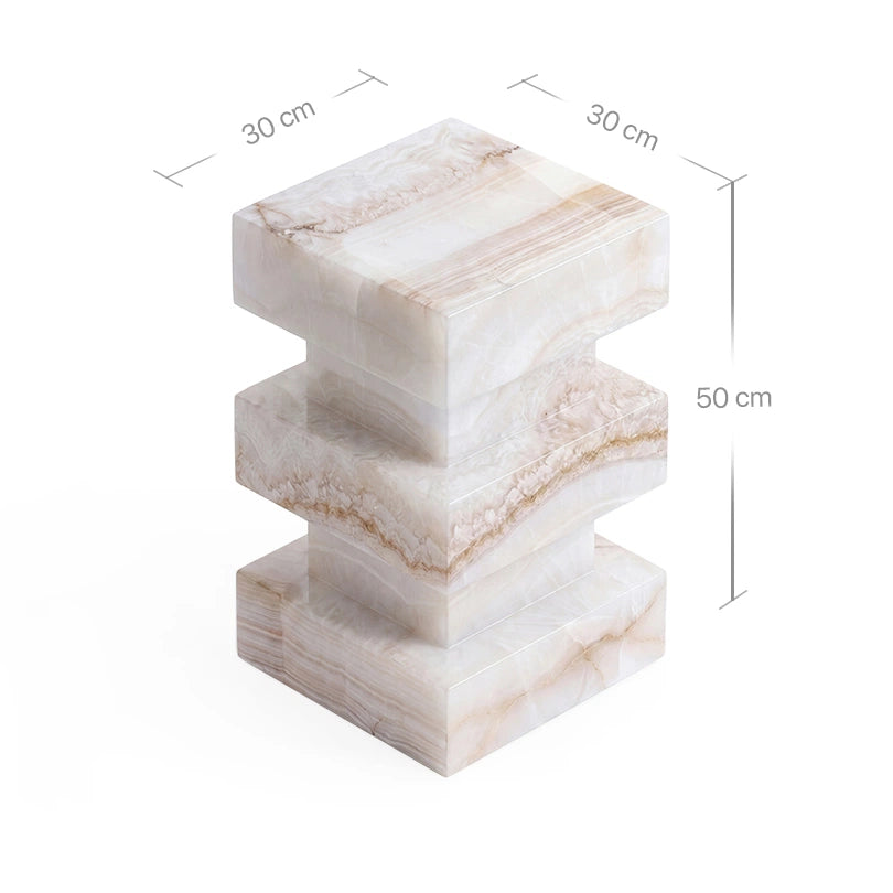 Technisches Bild mit Maßangaben für den Monue Beistelltisch aus weißem Onyx. Die Grafik zeigt die Höhe von 50 cm sowie die quadratische Grund- und Stellfläche von 30x30 cm für das architektonische, mehrstufige Design.