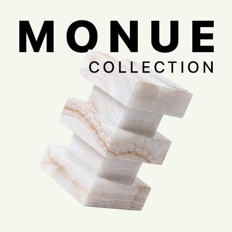 Grafische Werbeaufnahme der Monue Collection von Menelame. Zu sehen ist der skulpturale, gestufte Beistelltisch aus weißem Onyx mit seinen charakteristischen, sanften bernsteinfarbenen Texturen vor einem hellen Hintergrund mit dem Schriftzug „Monue Collection“.