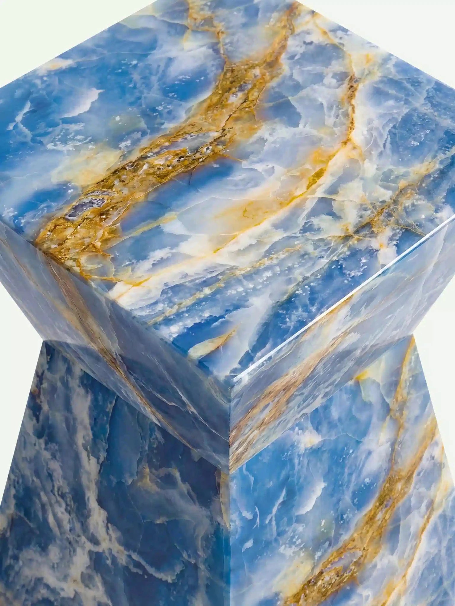 Nahaufnahme der oberen Kante des blauen Onyx-Tisches Suela, die die präzise Verarbeitung und die glänzend polierte Oberfläche zeigt.