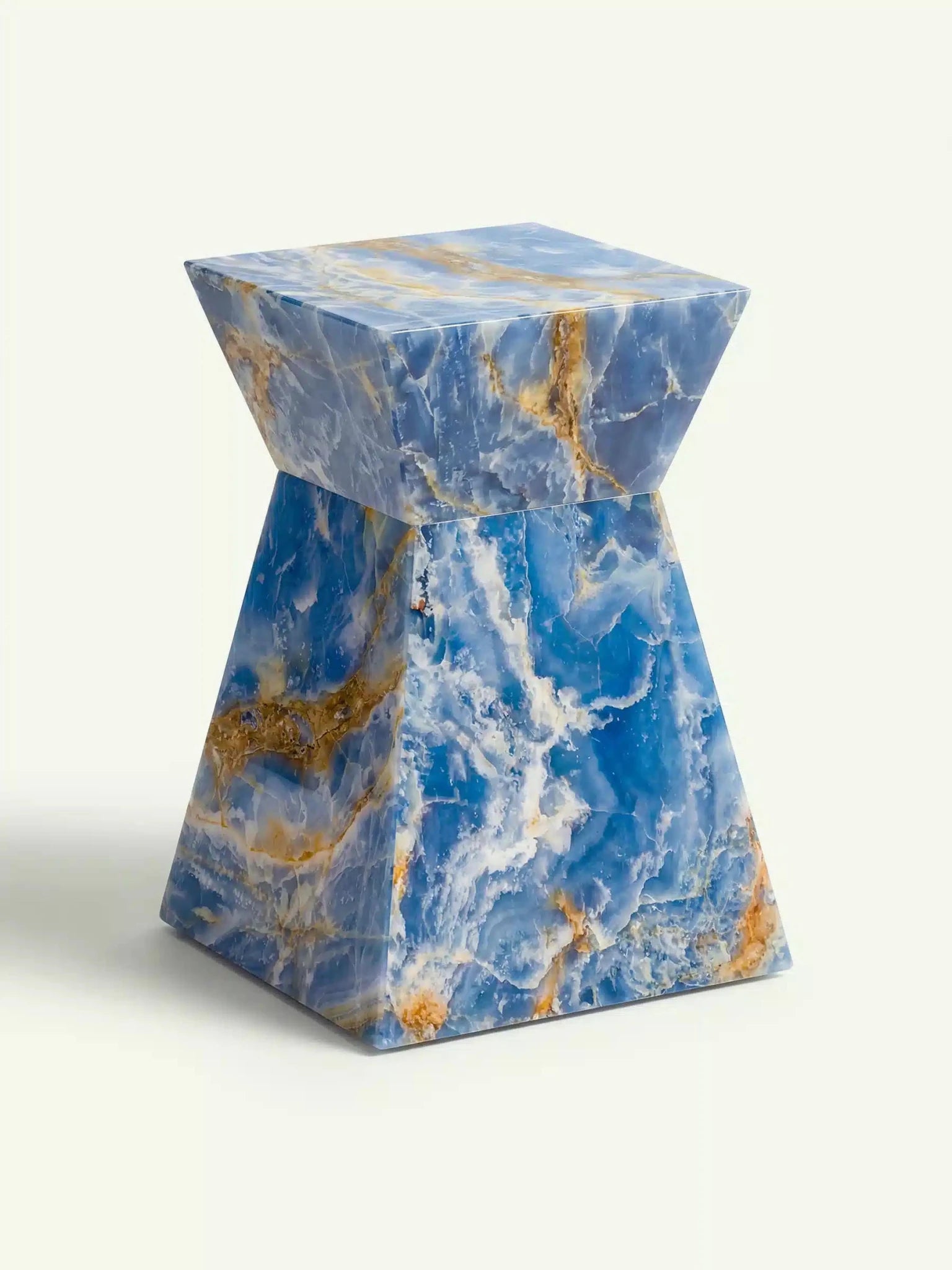 Dreidimensionale Seitenansicht des blauen Onyx-Beistelltischs Suela, die die tiefe, ozeanähnliche Steinstruktur verdeutlicht.