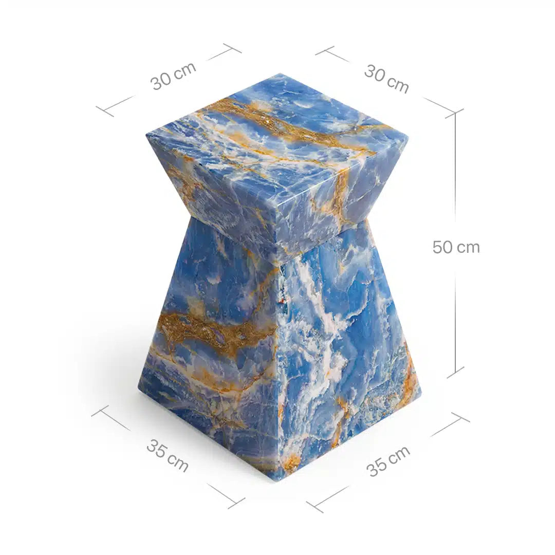 Technisches Bemassungsbild des Suela Beistelltischs aus blauem Onyx. Die Grafik zeigt die exakten Abmessungen: Eine Höhe von 50 cm, eine obere Stellfläche von 30x30 cm und eine Basis von 35x35 cm für das sanduhrförmige Design.