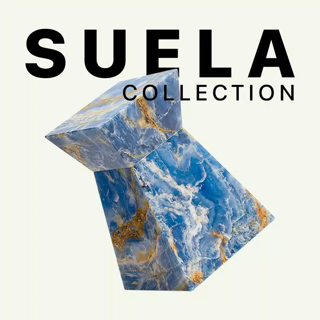 Werbegrafik der Suela Collection von Menelame. Zu sehen ist der skulpturale Beistelltisch aus blauem Onyx mit seiner charakteristischen, wolkenartigen Textur und gold-braunen Einschlüssen vor einem hellen Hintergrund mit dem Schriftzug „Suela Collection“.