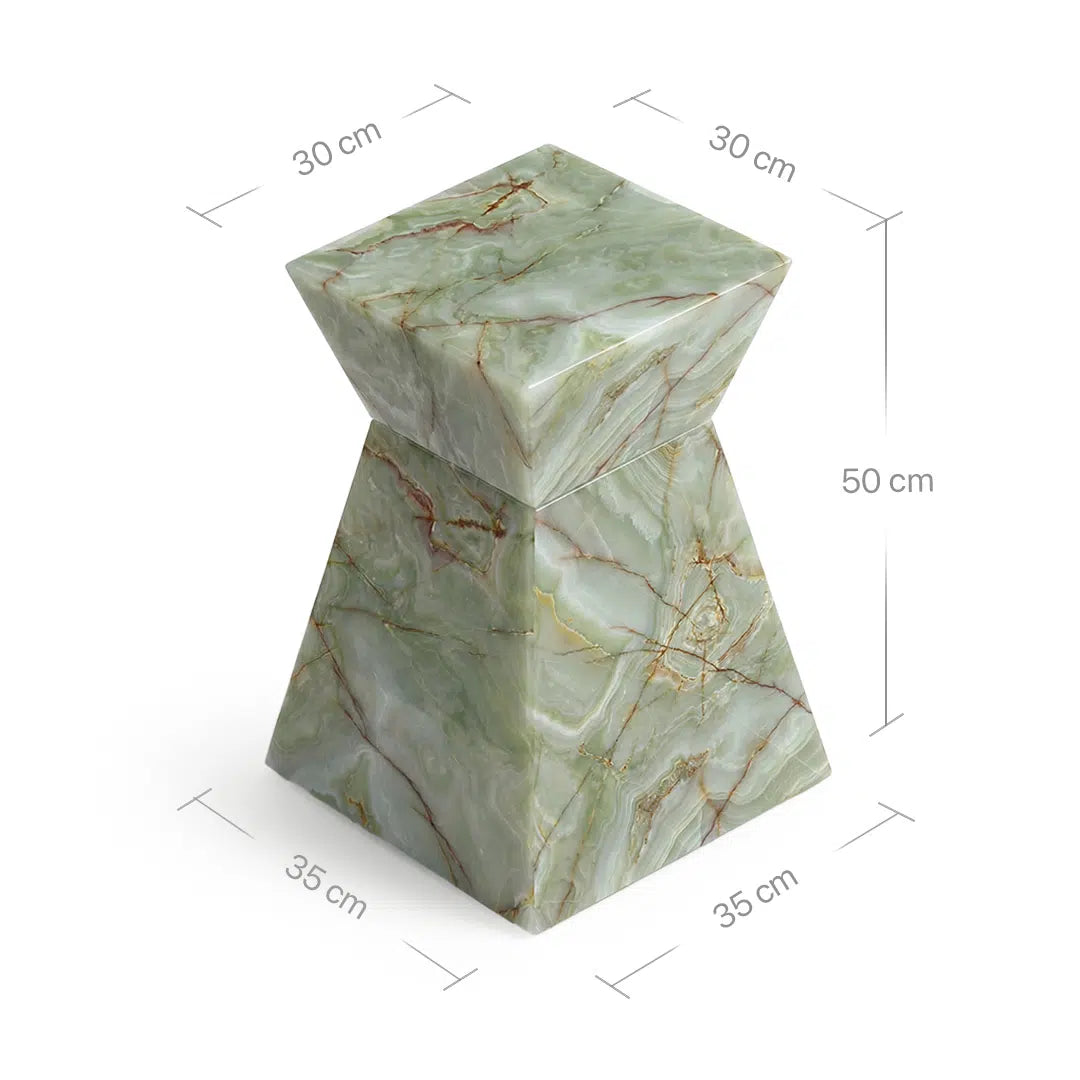 Maßbild des Suela Beistelltischs aus grünem Onyx. Die technischen Angaben zeigen eine Höhe von 50 cm, eine quadratische Tischplatte von 30x30 cm und eine Bodenfläche von 35x35 cm für die sanduhrförmige Skulptur.