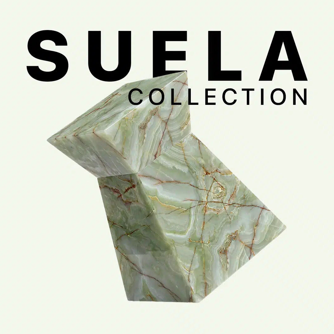 Grafische Präsentation der Suela Collection von Menelame mit dem Beistelltisch aus grünem Onyx. Das Bild zeigt die markante, jadeartige Färbung und die feinen braunen Aderungen des Natursteins vor dem Kollektions-Schriftzug.