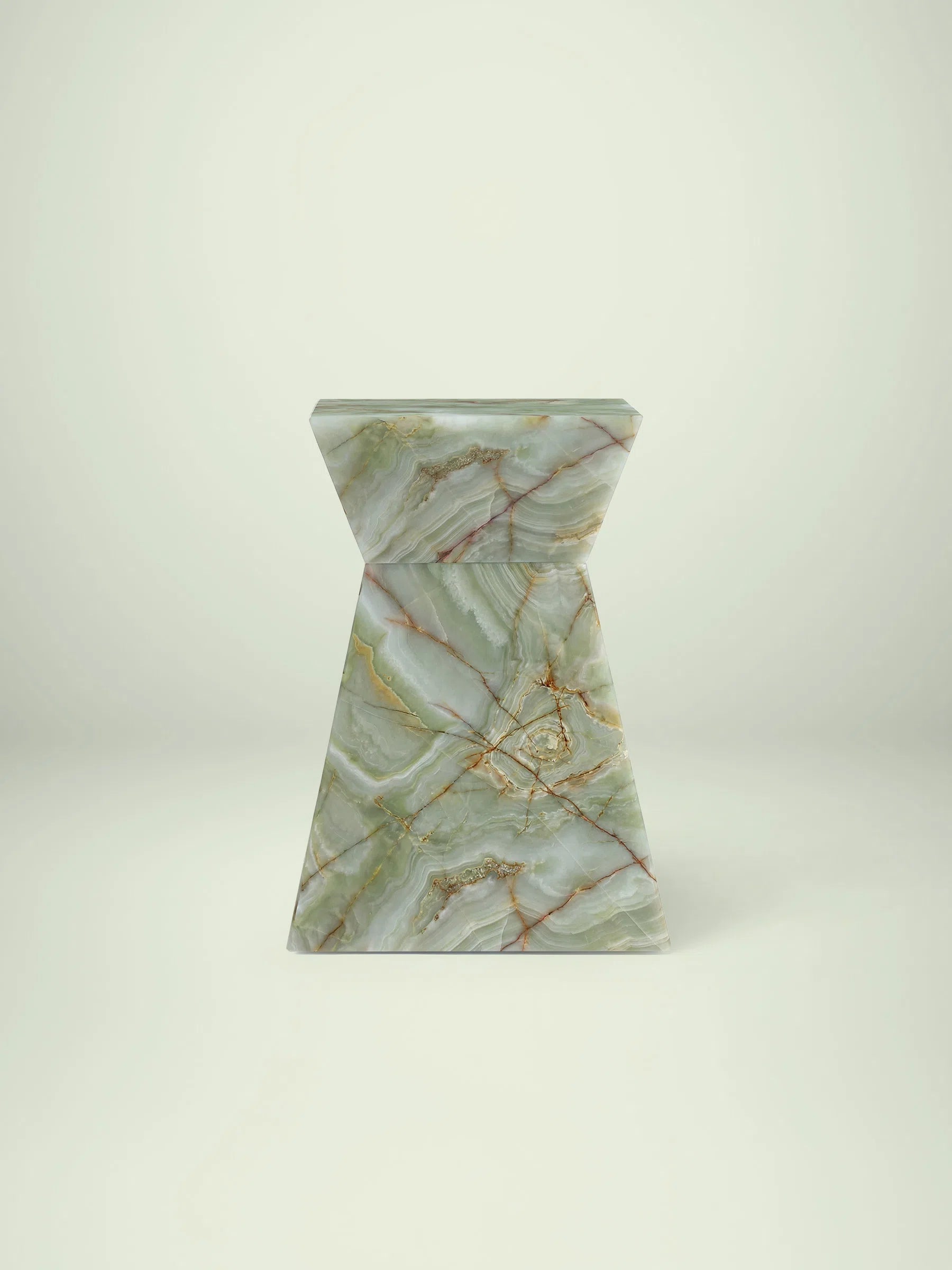 Frontalansicht des skulpturalen Beistelltischs Suela aus grünem Onyx mit charakteristischer hourglass-ähnlicher Form.