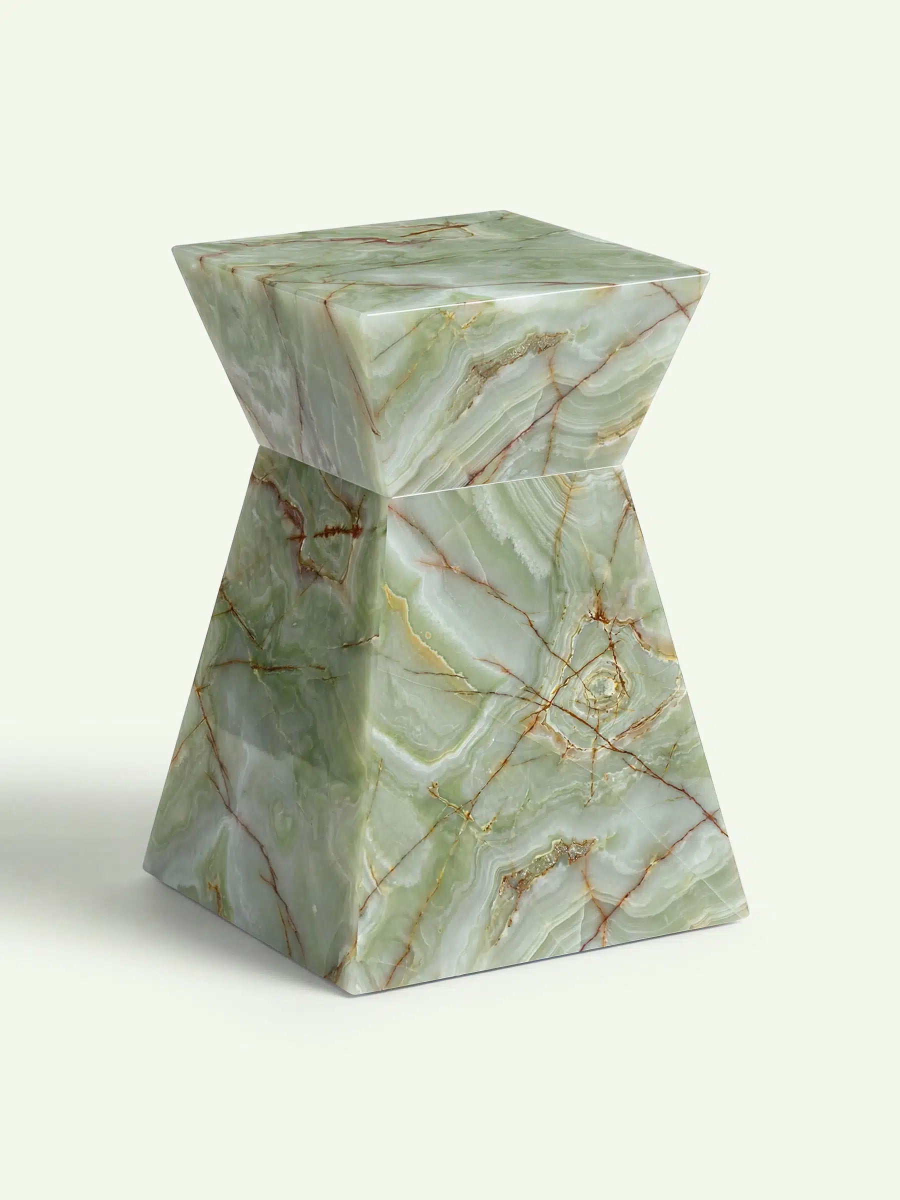 Dreidimensionale Ansicht des Onyx-Beistelltischs Suela zur Darstellung der geometrischen, zweigeteilten Form.