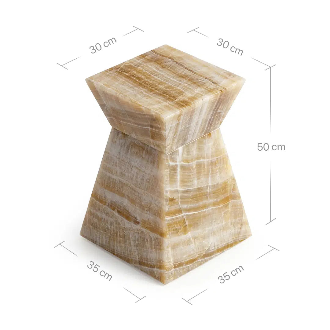 Technisches Maßbild des Suela Beistelltischs aus Honig-Onyx. Die Grafik zeigt die exakten Abmessungen des sanduhrförmigen Designs: Eine Höhe von 50 cm, eine quadratische Stellfläche von 30x30 cm sowie eine Basis von 35x35 cm.