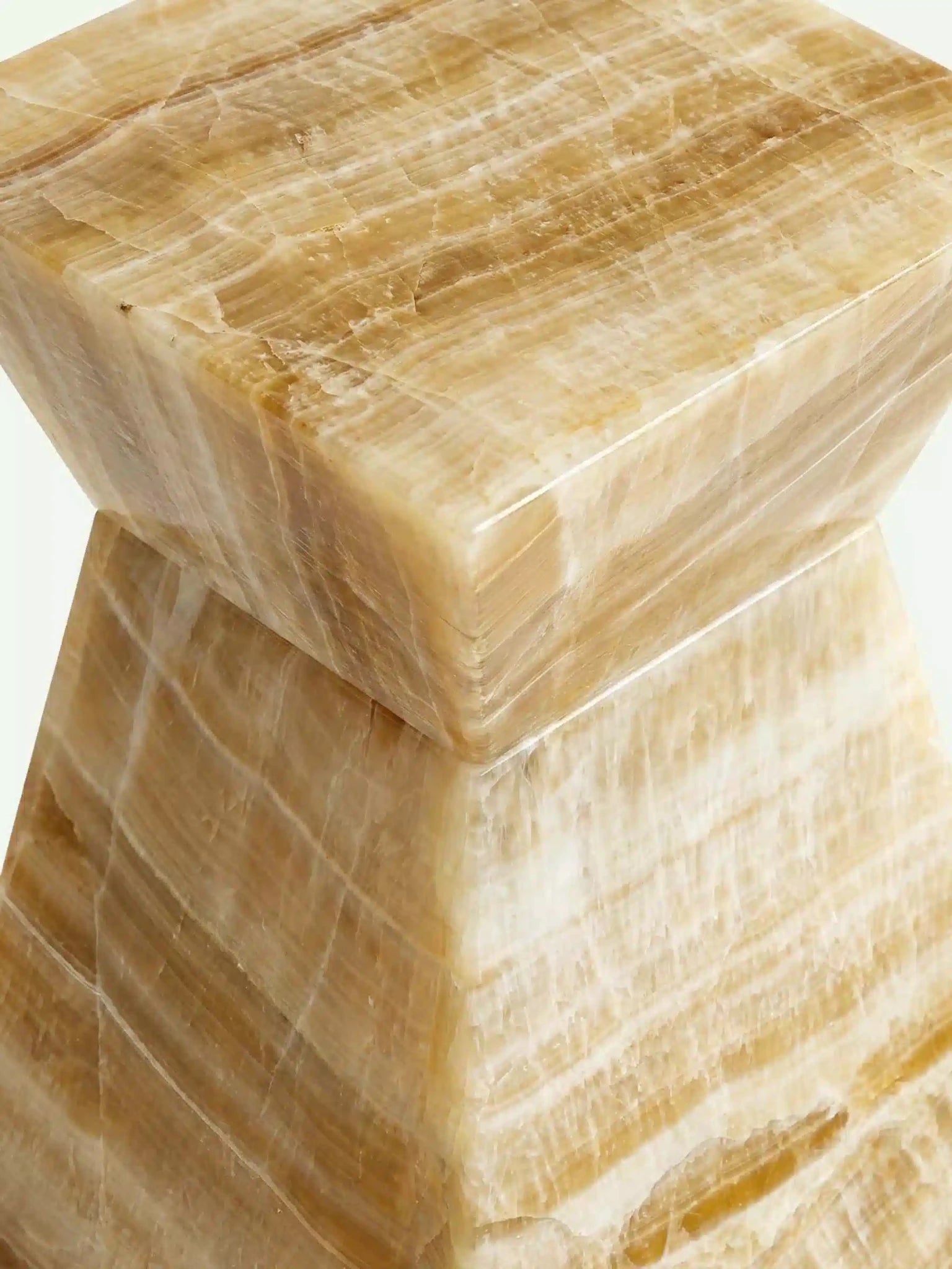 Nahaufnahme der Verbindung der zwei Onyx-Elemente beim Modell Suela, die die präzise Verarbeitung zeigt.