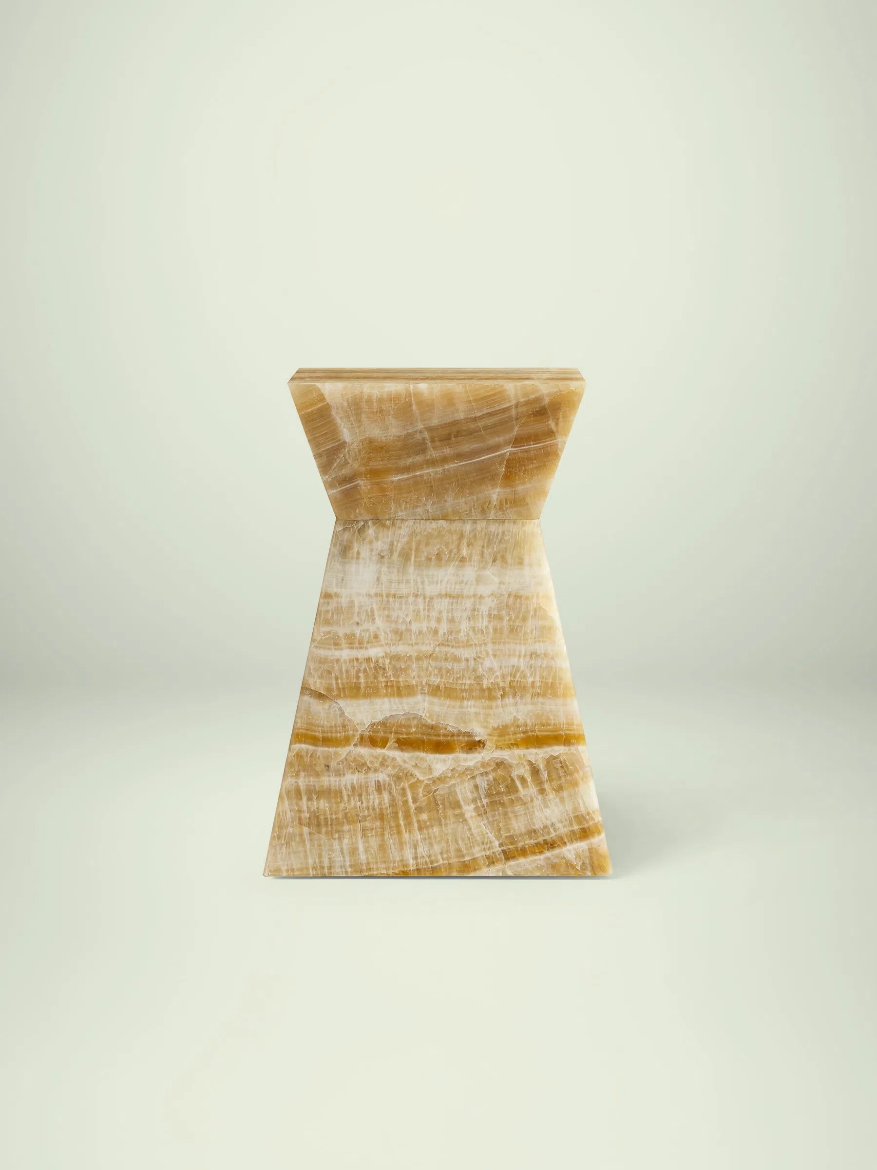 Skulpturaler Beistelltisch Suela aus honigfarbenem Onyx in der Frontalansicht mit markanter taillierter Form.