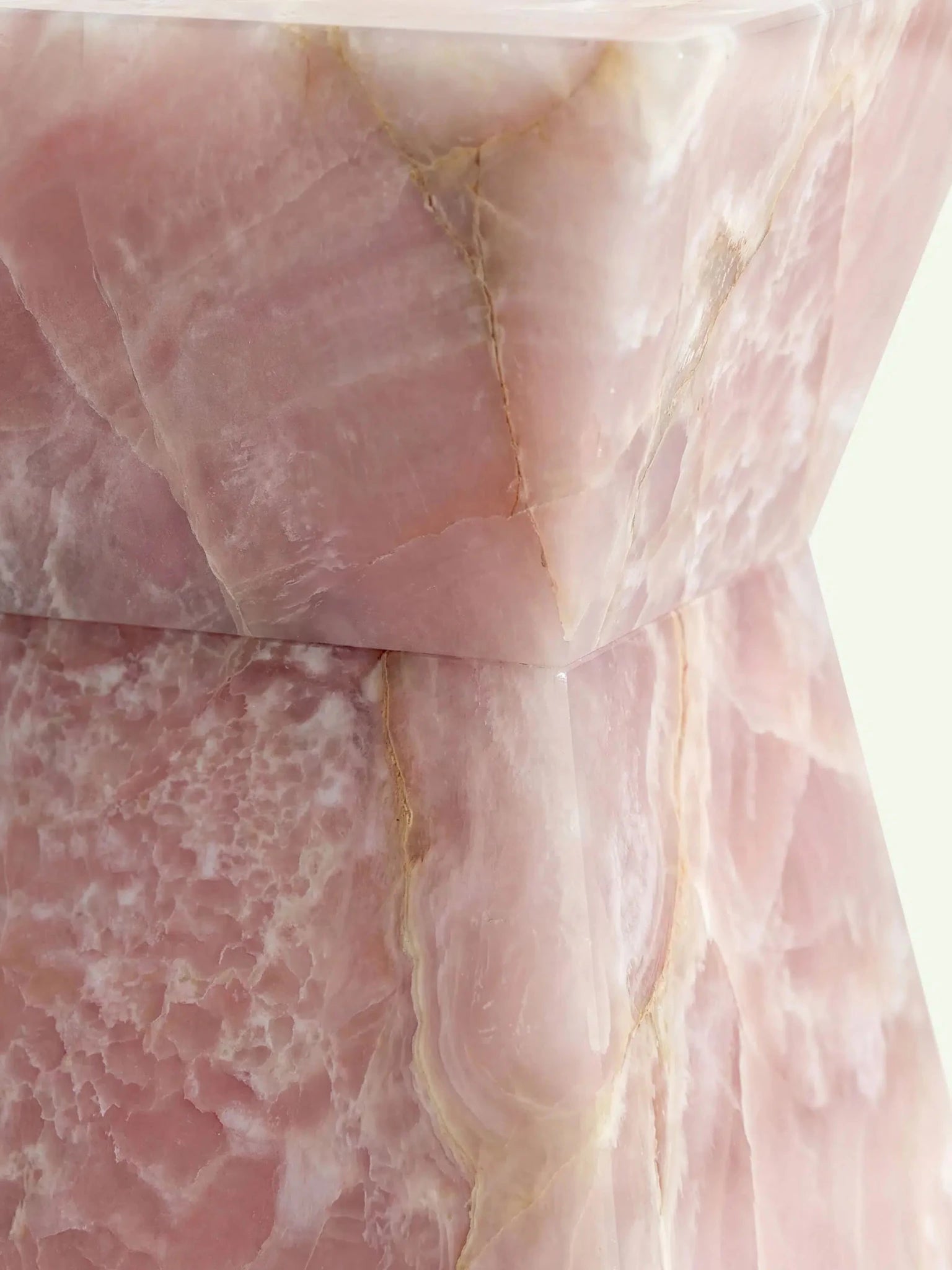 Detailaufnahme der mittleren Sektion des Tisches Suela, die den Übergang der zwei Onyx-Elemente und die natürliche Steinstruktur abbildet.