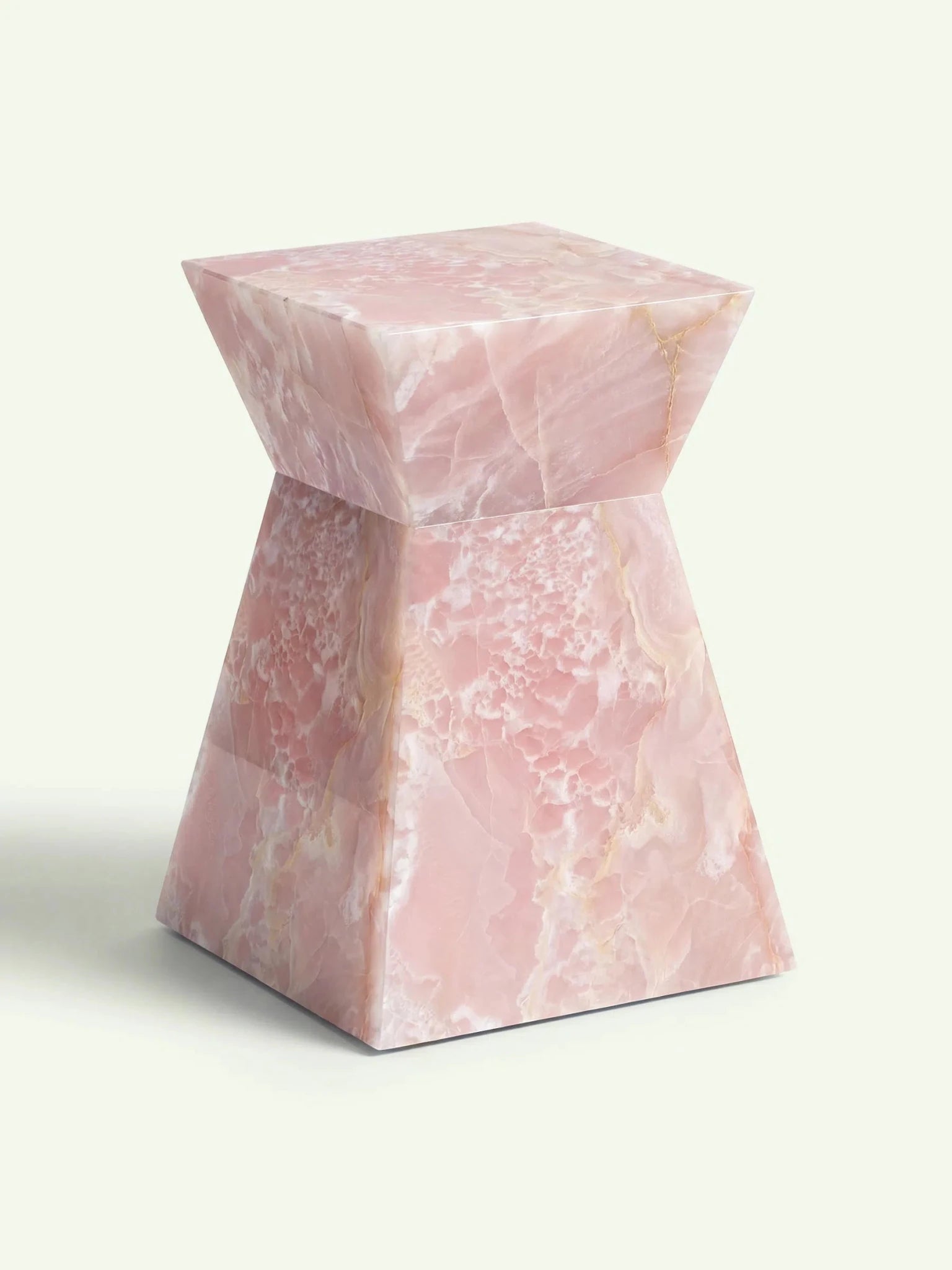Dreidimensionale Ansicht des Onyx-Beistelltischs Suela in Rosa, die die transluzente Optik und die kubischen Formen kombiniert.