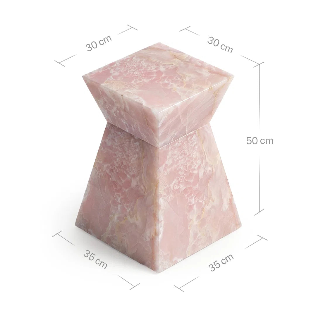 Technisches Bild mit Maßangaben für den Suela Beistelltisch aus Rose Onyx. Eingezeichnet sind die Höhe von 50 cm, die obere Fläche von 30x30 cm sowie die Basis von 35x35 cm, um die Proportionen des sanduhrförmigen Designs zu verdeutlichen.