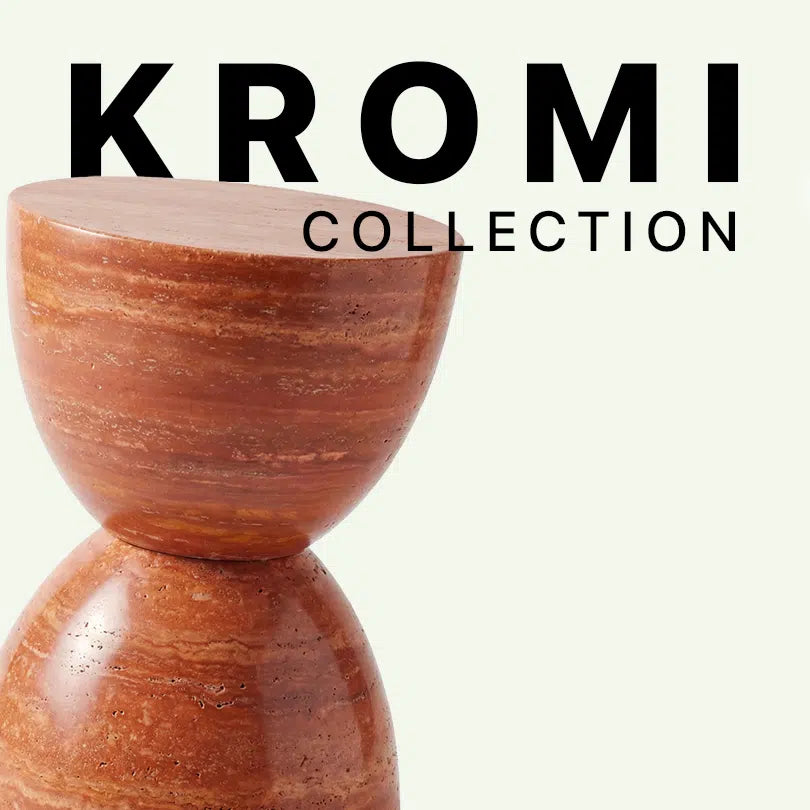 Werbegrafik für die Kromi Collection von Menelame. Die Nahaufnahme zeigt die obere Hälfte des sanduhrförmigen Beistelltischs aus rotem Travertin, dessen warme, kräftige Gesteinsmaserung vor dem Markenschriftzug präsentiert wird.