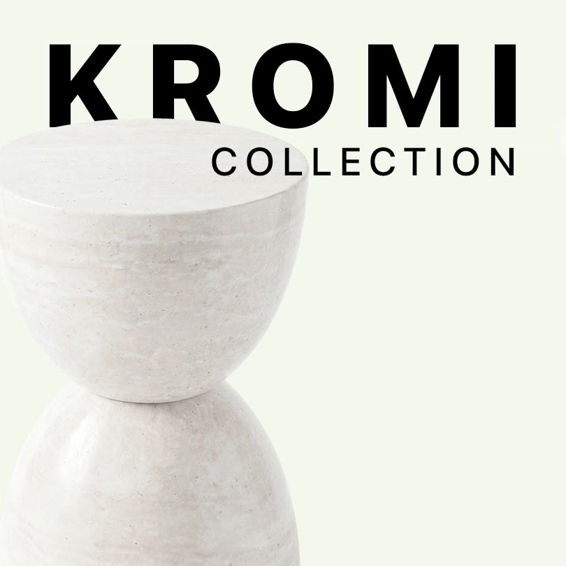 Grafische Werbeaufnahme der Kromi Collection von Menelame. Abgebildet ist der sanduhrförmige Beistelltisch aus super weißem Travertin mit seiner eleganten, geschwungenen Silhouette vor dem Markenschriftzug.