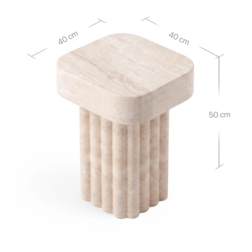 Technisches Bild mit Maßangaben für den Kutia Beistelltisch aus beigem Travertin. Die Grafik zeigt Produktdimensionen von 40x40 cm für die Tischplatte und eine Gesamthöhe von 50 cm für das skulpturale Säulen-Design.
