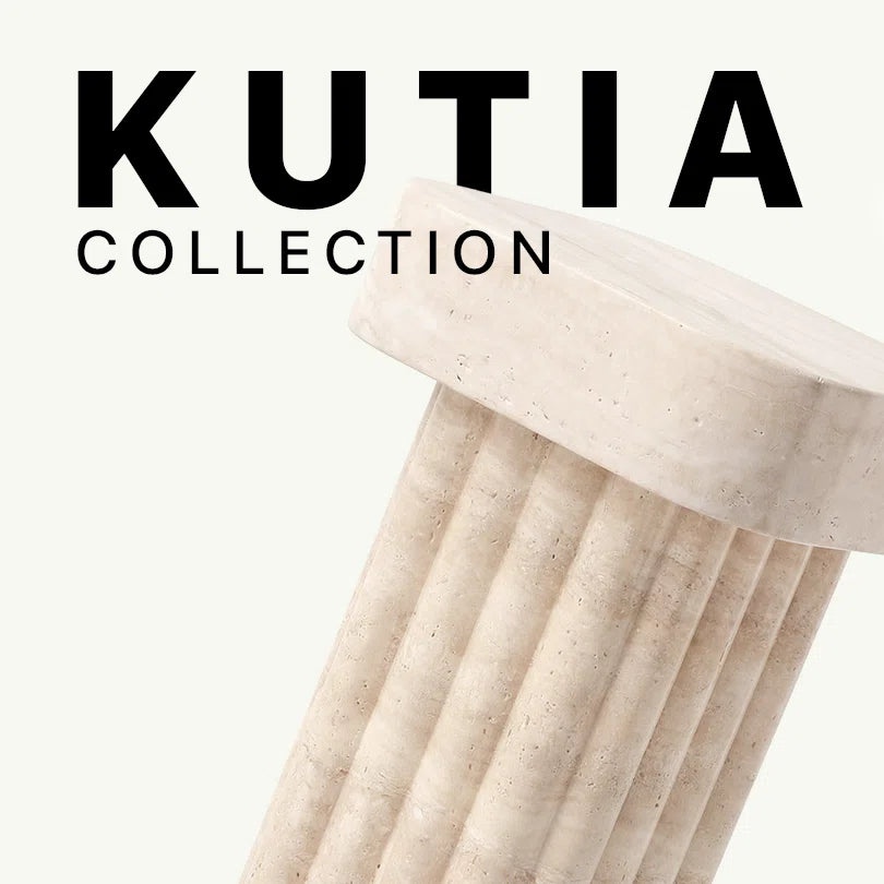 Werbegrafik für den Kutia Beistelltisch von Menelame. Das Bild zeigt das obere Drittel des Beistelltischs aus beigem Travertin mit seiner markanten geriffelten Säulenbasis vor dem „Kutia Collection“ Schriftzug.