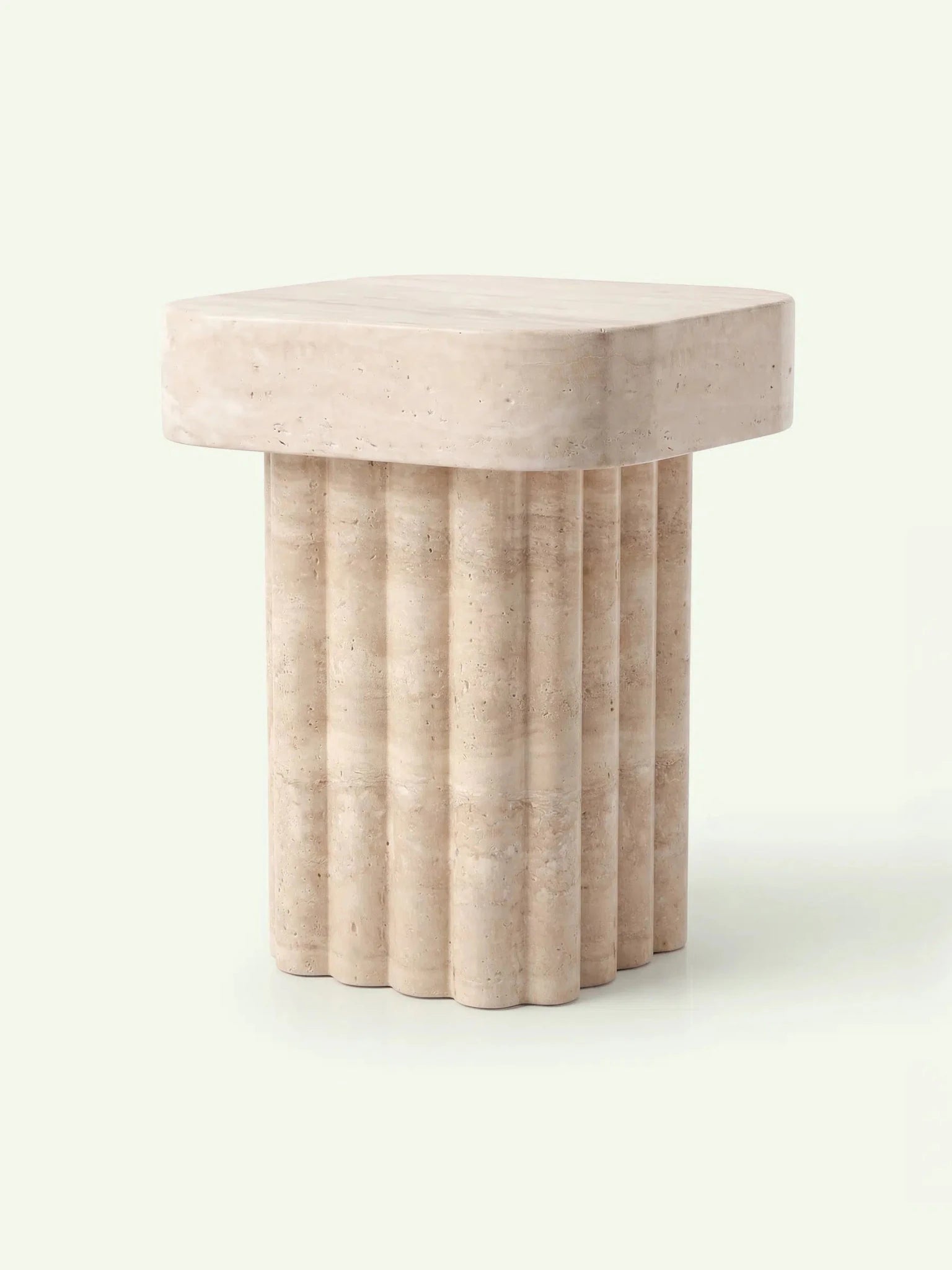 Dreidimensionale Ansicht des Travertin-Tischs Kutia in Beige, die das Zusammenspiel von glatten Oberflächen und vertikaler Kannelierung zeigt.