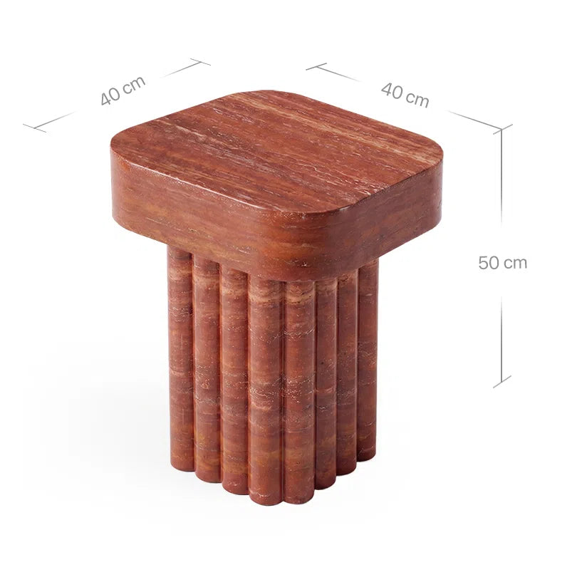 Technisches Bild mit Maßangaben für den Kutia Beistelltisch aus rotem Travertin. Eingezeichnet sind die Produktdimensionen: eine Höhe von 50 cm sowie eine quadratische Tischplatte von 40x40 cm mit abgerundeten Ecken.