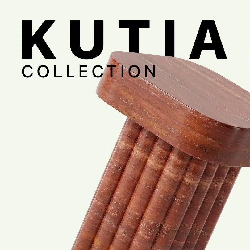 Werbegrafik für die Kutia Collection von Menelame. Das Bild zeigt den skulpturalen Beistelltisch aus rotem Travertin mit seiner markanten Säulenform und der warmen, erdigen Gesteinsmaserung vor dem Markenschriftzug.
