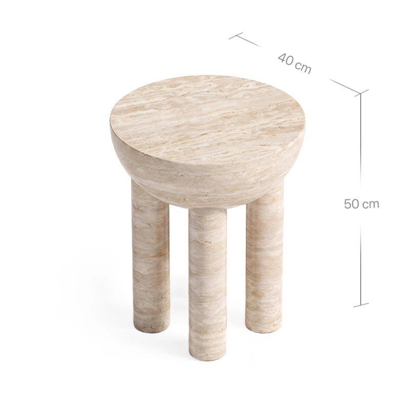 Technisches Bild mit Maßangaben für den Lugo Beistelltisch aus beigem Travertin. Eingezeichnet sind der Durchmesser der runden Platte von 40 cm sowie die Gesamthöhe von 50 cm für das skulpturale Modell mit drei zylindrischen Beinen.