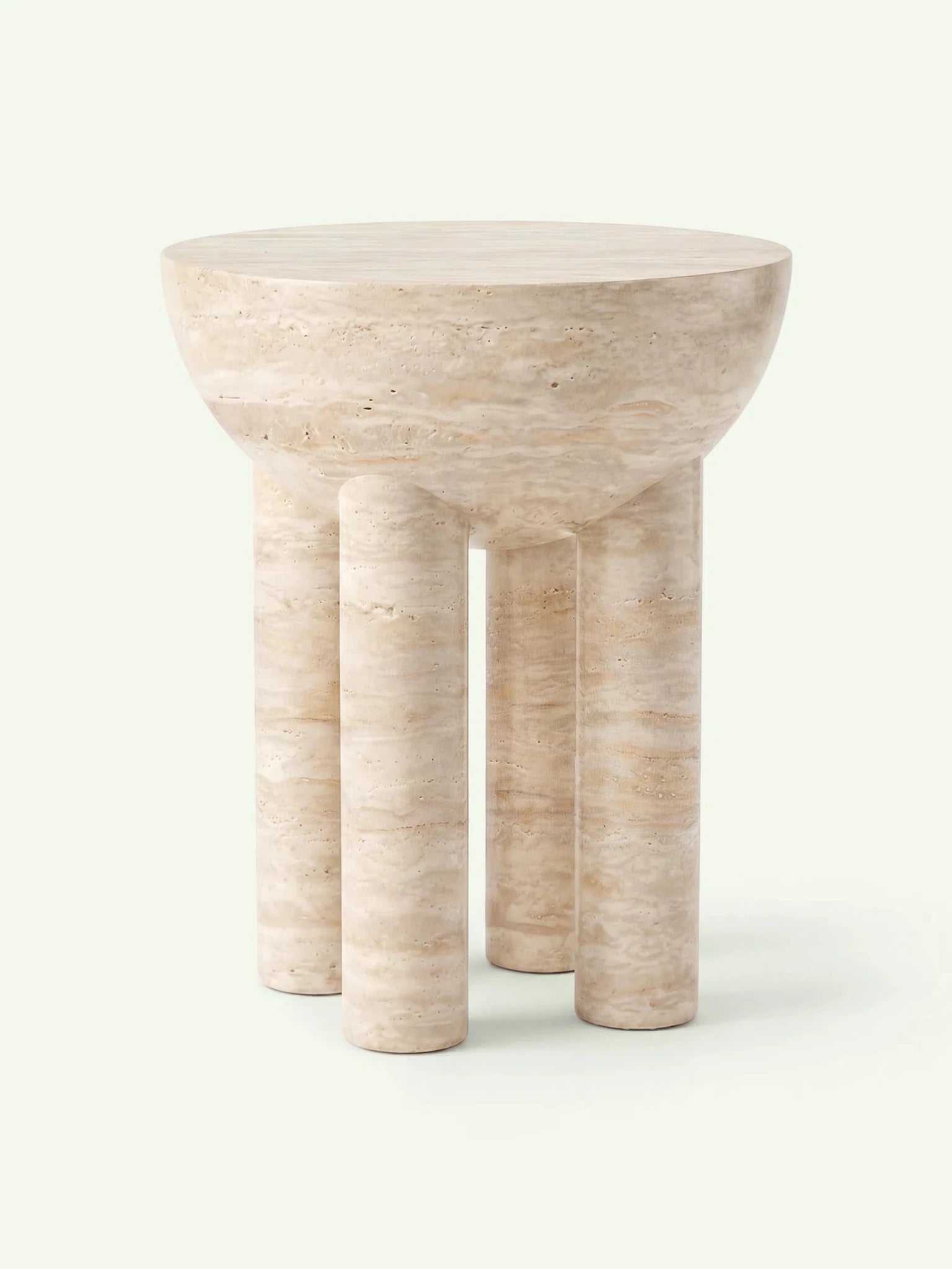 Dreidimensionale Ansicht des Travertin-Beistelltischs Lugo in Beige zur Darstellung der skulpturalen Form und der kannelierten Details.