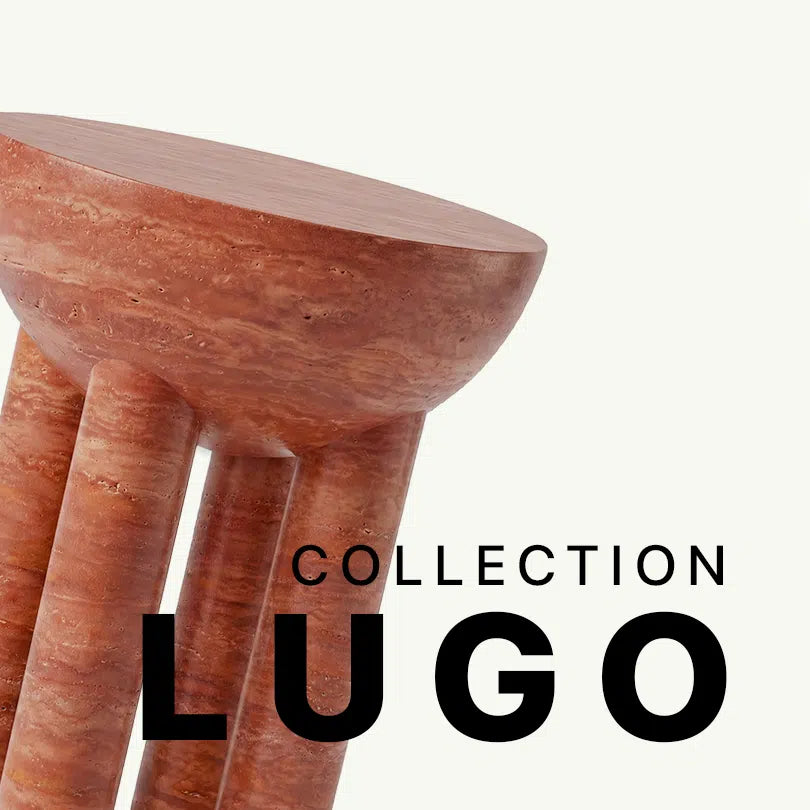 Werbeaufnahme der Lugo Collection von Menelame. Zu sehen ist der obere Teil des Beistelltischs aus rotem Travertin, dessen warme, erdige Farbtöne und natürliche Gesteinsstrukturen vor dem Markenschriftzug präsentiert werden.