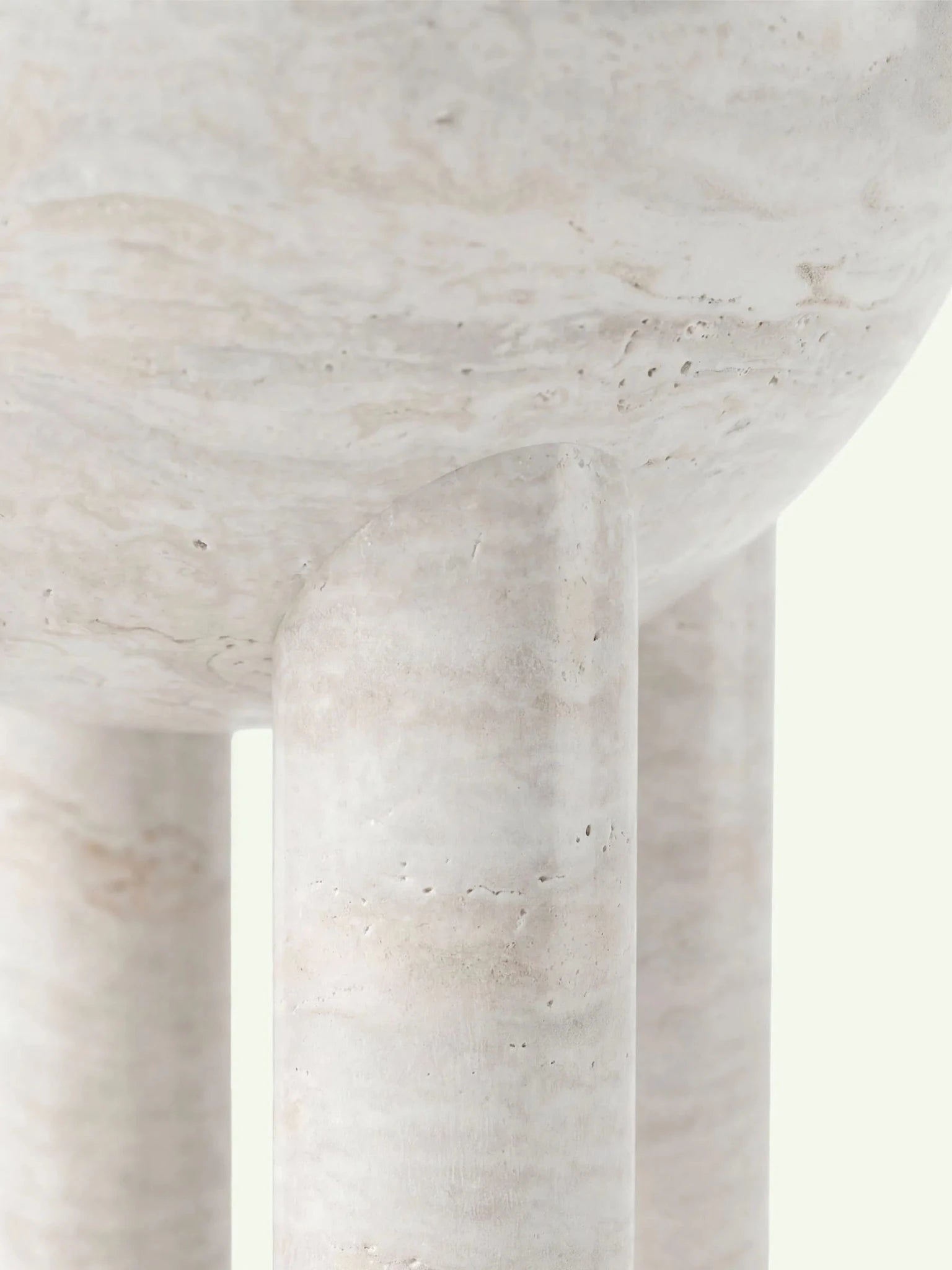 Detailaufnahme der Verbindung zwischen Säulenbein und Tischschale beim Modell Lugo aus Super Weiß Travertin.