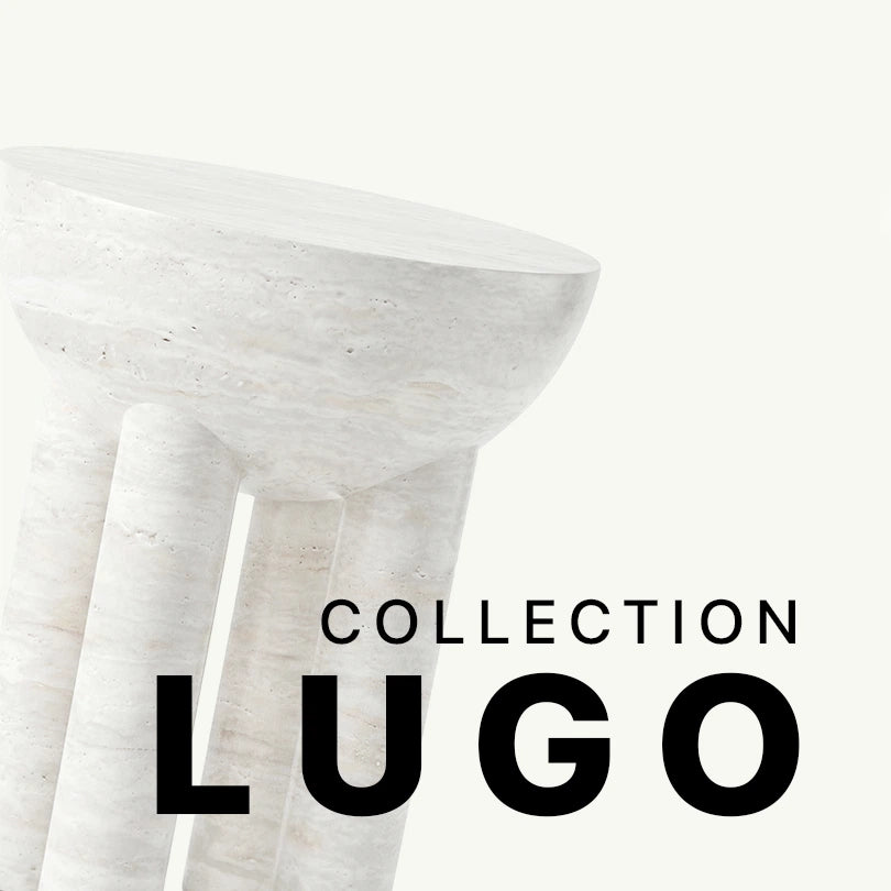 Detailreiche Werbeaufnahme für die Lugo Collection von Menelame. Zu sehen ist der obere Teil des Beistelltischs aus super weißem Travertin mit seiner charakteristischen, hellen Textur vor dem Markenschriftzug.