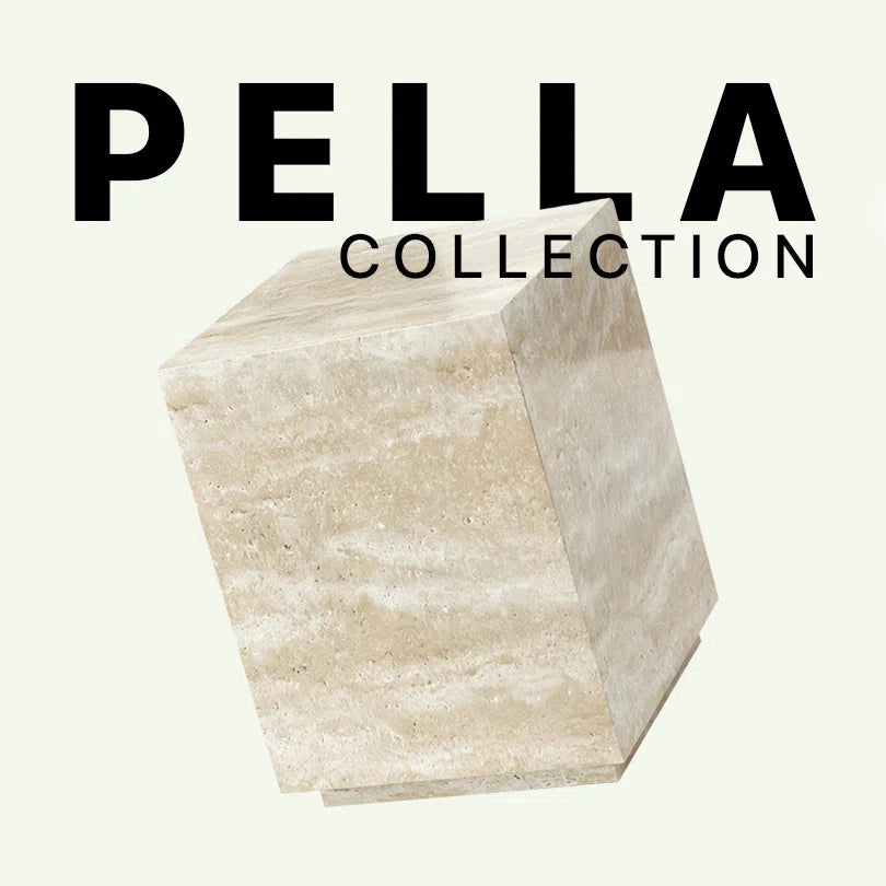Werbegrafik für den Pella Beistelltisch von Menelame aus beigem Travertin. Das Bild zeigt den massiven, quadratischen Natursteintisch mit seiner charakteristischen, offenporigen Struktur vor dem Schriftzug „Pella Collection“.