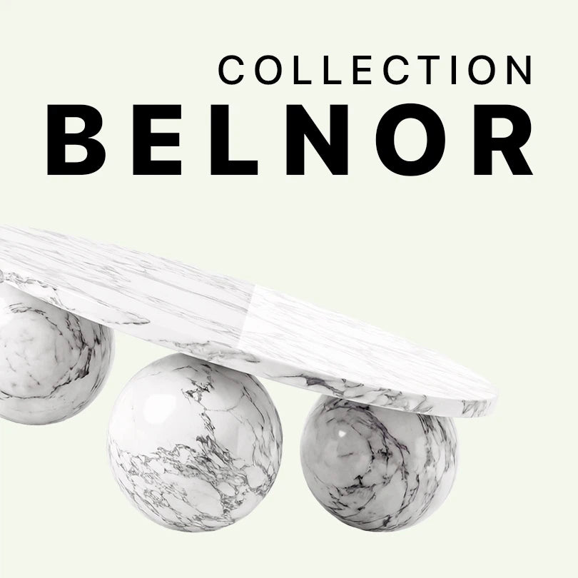 Werbeaufnahme der Belnor Collection von Menelame. Zu sehen ist eine Detailansicht des Couchtischs aus Arabescato Marmor, der auf drei perfekt polierten Marmorkugeln ruht, vor dem Markenschriftzug.