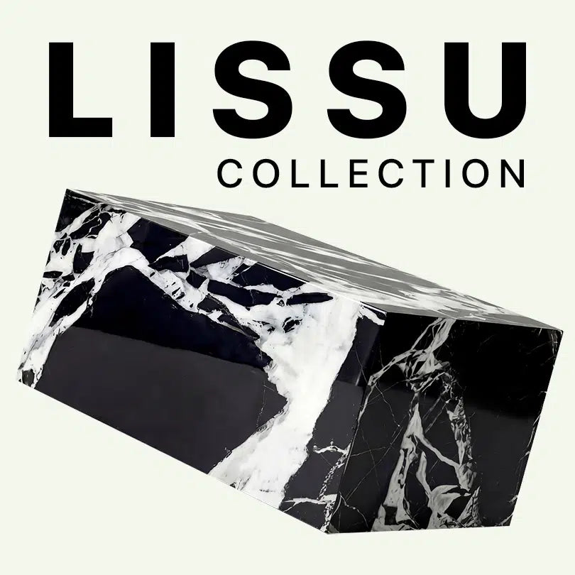 Werbegrafik für die Lissu Collection von Menelame. Zu sehen ist eine perspektivische Detailansicht des monolithischen Couchtischs aus Grande Antique Marmor mit seinem dramatischen schwarz-weiß Kontrast vor dem Markenschriftzug.