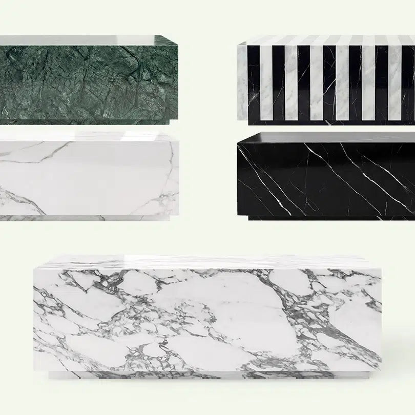 Frontale Übersicht der Madena Couchtisch-Serie. Im Vordergrund steht das Modell aus Arabescato Marmor, im Hintergrund sind die Varianten in Verde Guatemala, Calacatta White, Nero Marquina und das Zebra-Design (Carrara Mix) zu sehen.